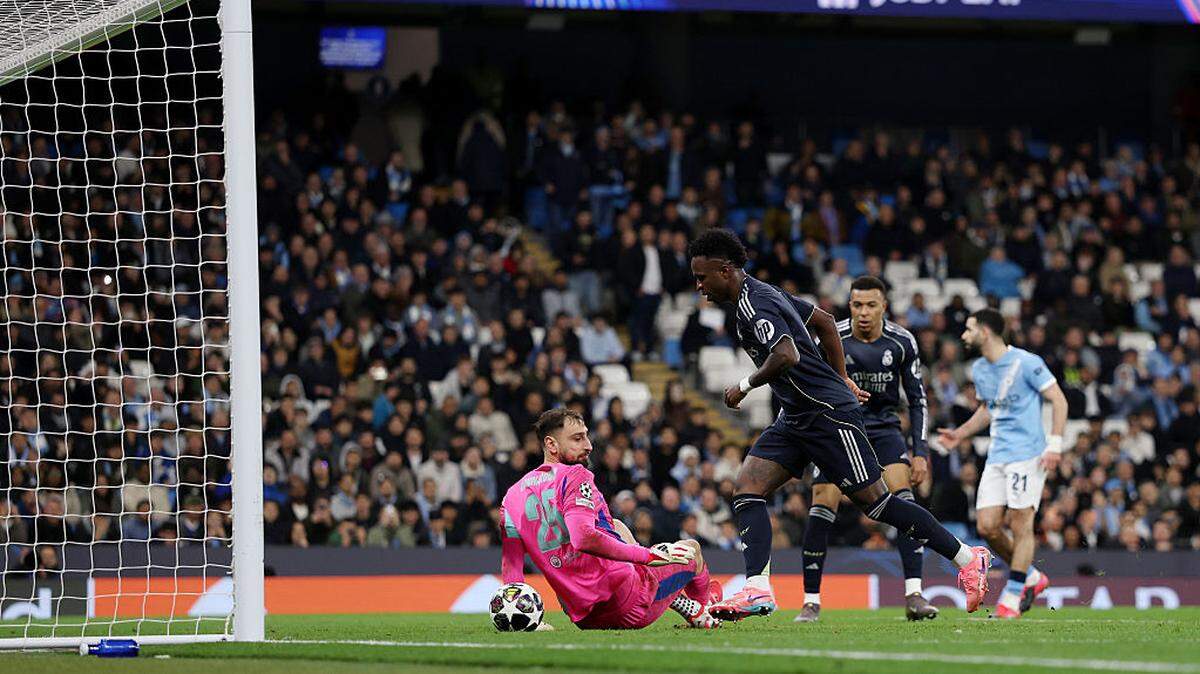 El Real Madrid se clasificó este martes a cuartos de final de la Liga de Campeones tras ganar 2-1 en el Etihad ante un Manchester City que jugó gran parte del partido en inferioridad numérica.