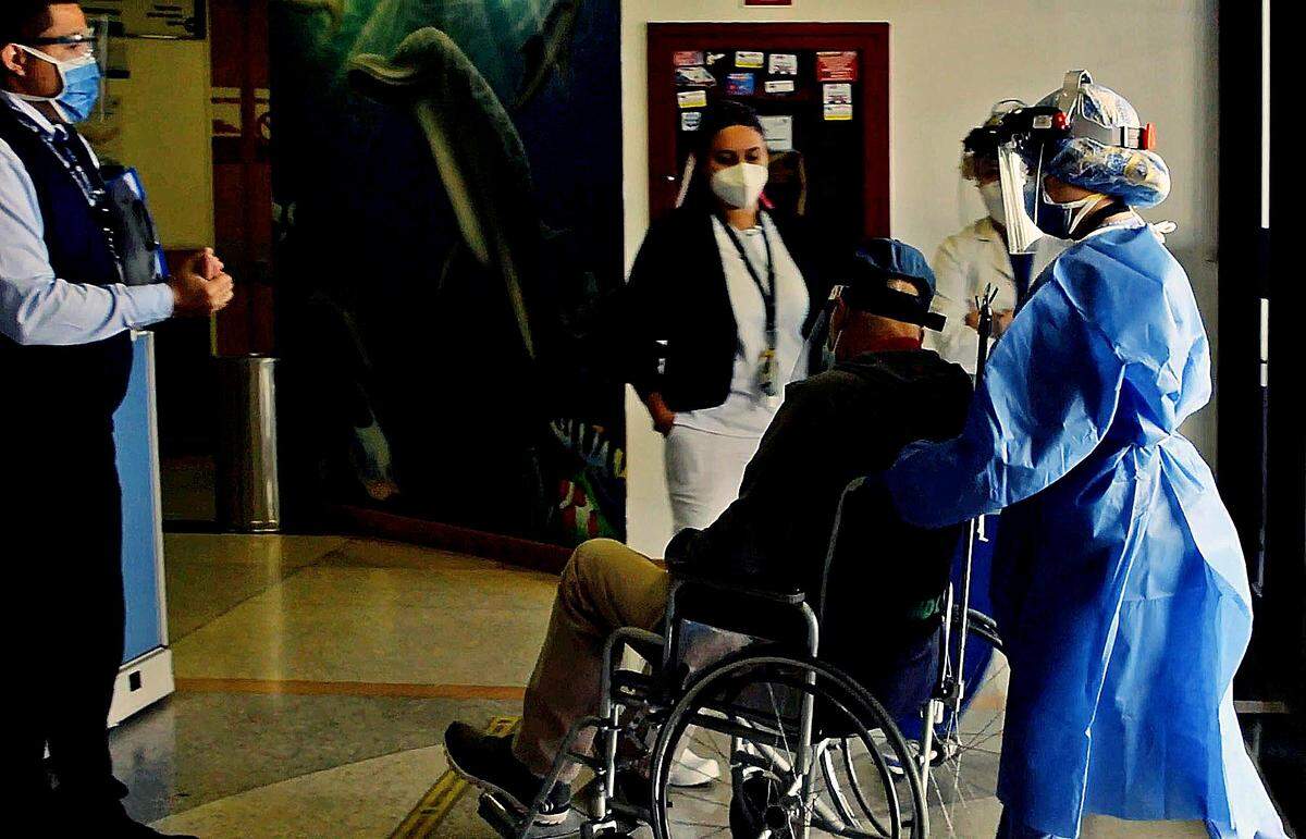 Aunque mejor equipadas, las clínicas privadas de Venezuela comienzan a verse abrumadas por un nuevo incremento en el número de coronavirus.