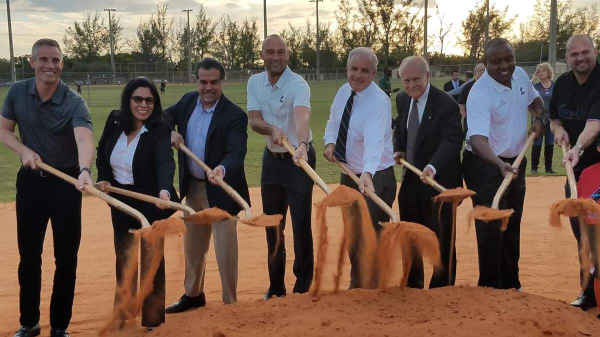 DEREK JETER y el alcalde de Miami-Dade Carlos Jiménez (centro) se unen a otros oficiales electos y ejecutivos de Marlins para inaugurar  las obras para reparar los terrenos de pelota en el Tropical Park.