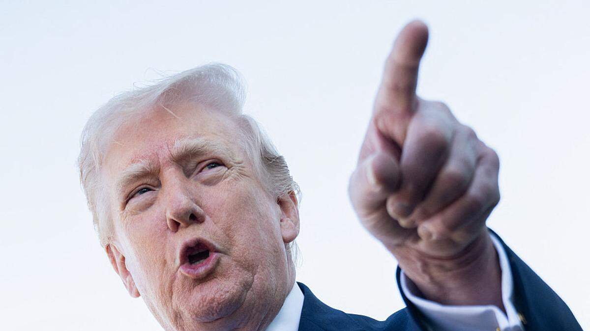 El presidente de los Estados Unidos, Donald Trump, habla con los periodistas antes de abordar el Air Force One en el Aeropuerto Internacional de Palm Beach, en West Palm Beach, Florida, el lunes 23 de marzo de 2026.