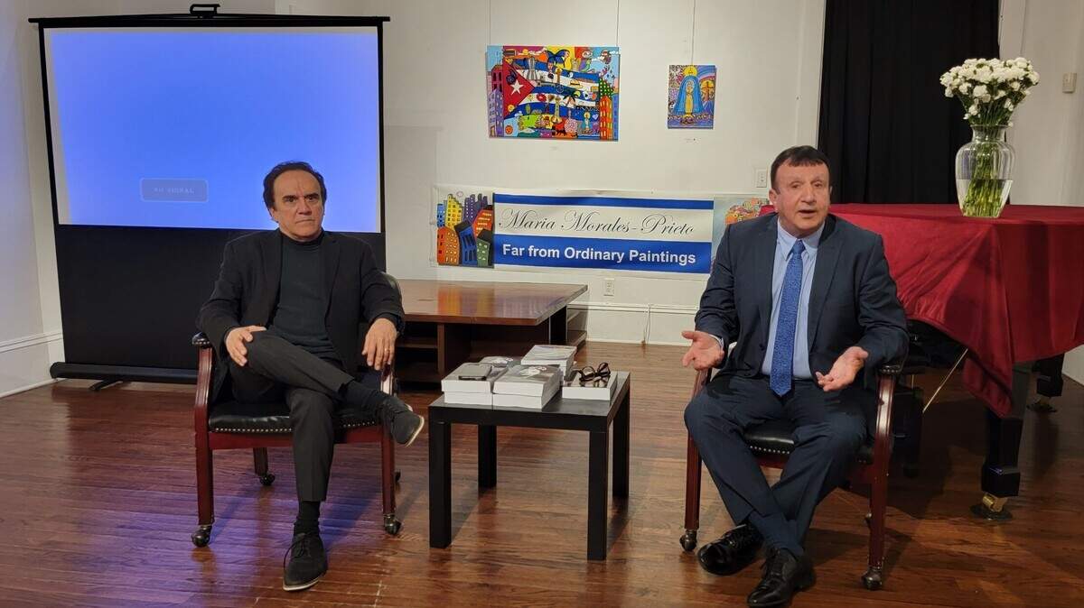 Orlando Taquechel junto a Baltasar Santiago Martín, durante la presentación de su novela biográfica sobre Alicia Alonso el 21 de diciembre de 2021 en el Miami Hispanic Cultural Arts Center.