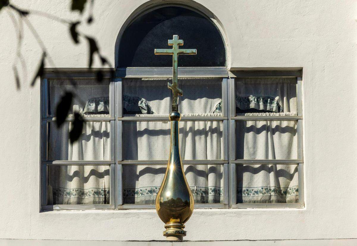 Vista de la cruz ortodoxa en el tejado del pórtico de la Iglesia Ortodoxa Rusa GrecoCatólica de los Santos Pedro y Pablo en la Pequeña Habana. La iglesia se encuentra enfrascada en una amarga disputa legal con la Iglesia Ortodoxa de Estados Unidos sobre la propiedad del inmueble.