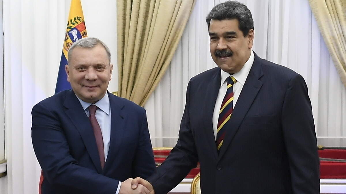 El vice primer ministro ruso Yuri Borisov y el gobernante venezolano Nicolás Maduro estrechan las manos en el palacio presidencial de Caracas, el 16 de febrero de 2022.