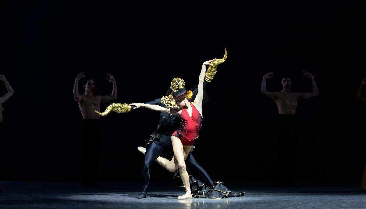 Cameron Catazaro (el Destino) y Dawn Atkins (Carmen) en su primera aparición juntos, coreografía de Annabelle López Ochoa.