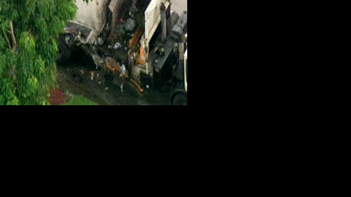 un camión de recogida de basura explotó frente a una casa localizada en el suroeste de Miami-Dade.