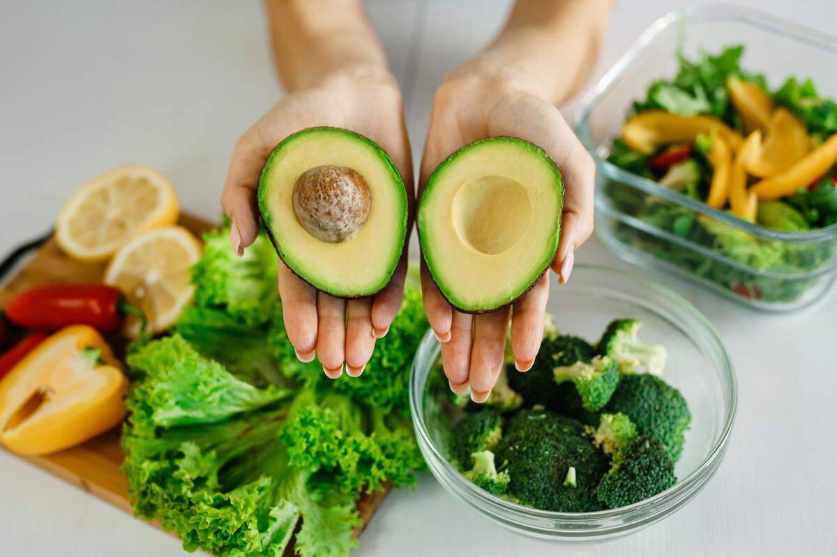 Ciertos alimentos tienen propiedades relajantes y ayudan a reducir el estrés. Entre ellos el aguacate, fuente de vitaminas B.