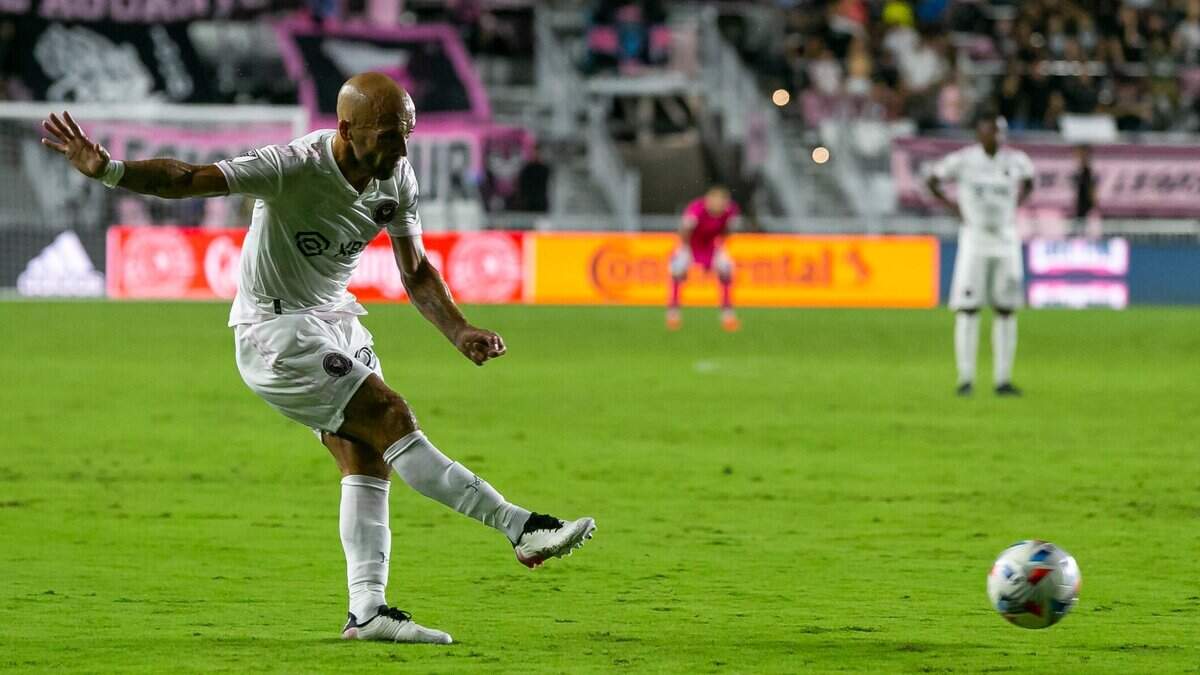 El delantero del Inter de Miami Federico Higuaín (22) cobraun tiro libre contra el FC Cincinnati durante la primera mitad de su partido de fútbol de la MLS en el DRV PNK Stadium el sábado 23 de octubre de 2021 en Fort Lauderdale, Florida.