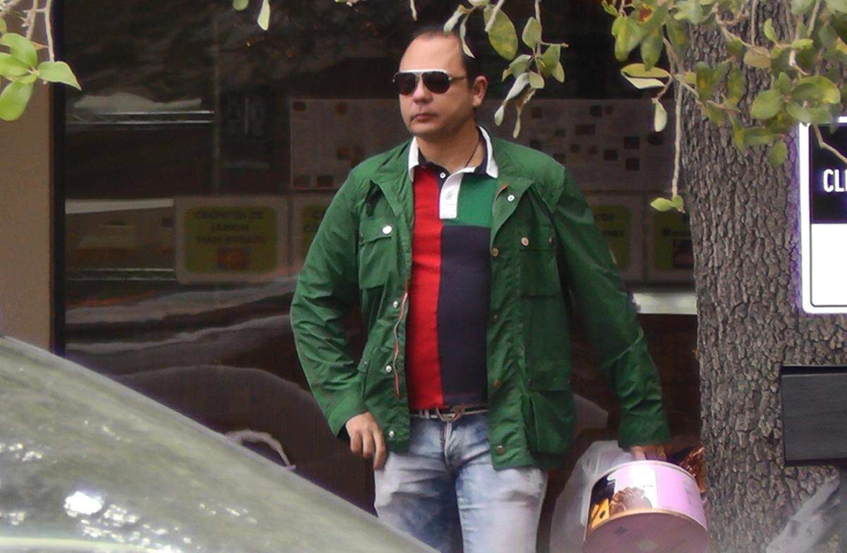 El empresario Raúl Gorrín saliendo de una tienda exclusiva en Coral Gables.