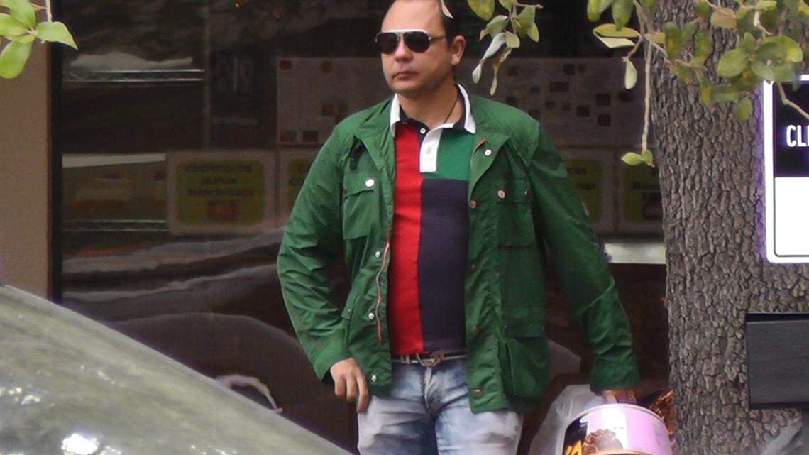 El empresario Raúl Gorrín saliendo de una tienda exclusiva en Coral Gables.