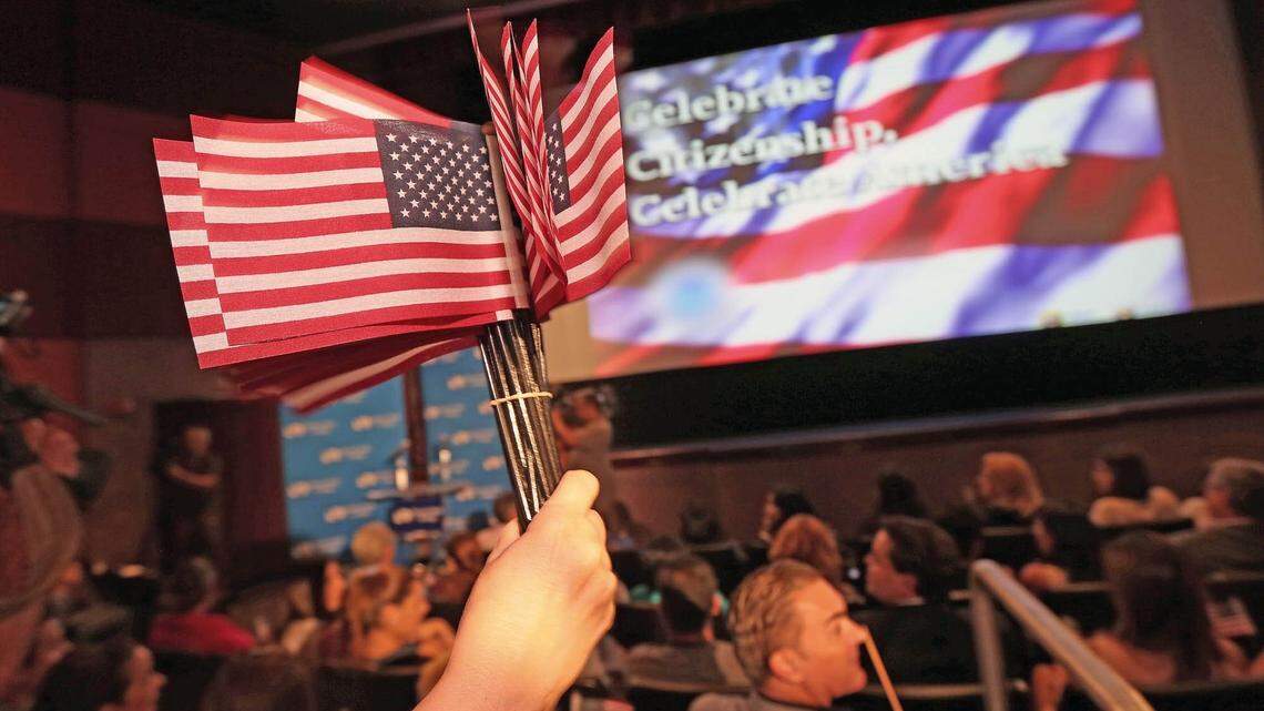 Ceremonia de naturalización en el Teatro Tower de La Pequeña Habana el 2 de julio de 2015. Los certificados de ciudadanía y naturalización han cambiado.