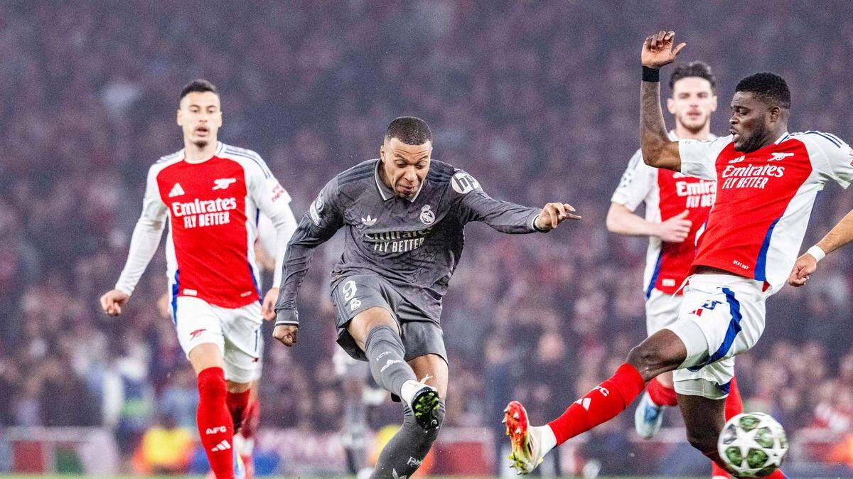 El delantero del Real Madrid Kylian Mbappé dispara a puerta ante la defensa de Arsenal, en el partido de ida de cuartos de final de la Liga de Campeones celebrado el 8 de abril de 2025 en Londres.