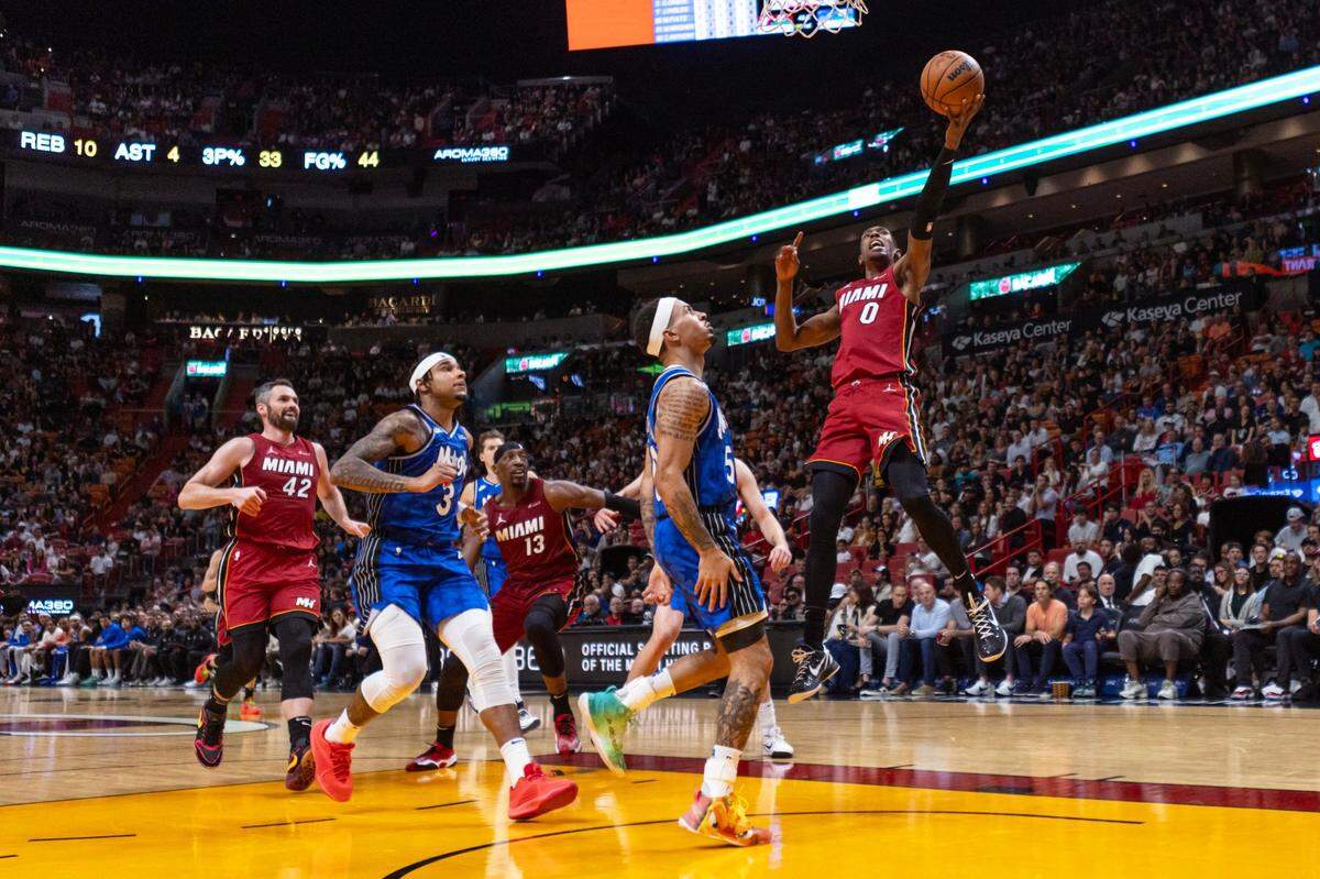 El jugador del Heat Josh Richardson (0) entra al aro ante la marca de Cole Anthony, del Magic de Orlando, en el partido celebrado el 12 de enero de 2024 en Miami.