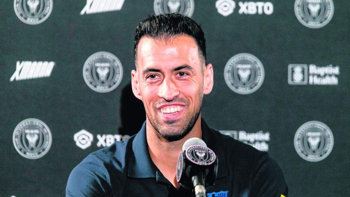 Sergio Busquets, con la camiseta del FC Barcelona(5), habla durante una conferencia de prensa antes del inicio de una sesión de entrenamiento antes de su partido amistoso contra el Inter Miami CF en el estadio DRV PNK el lunes 18 de julio de 2022.