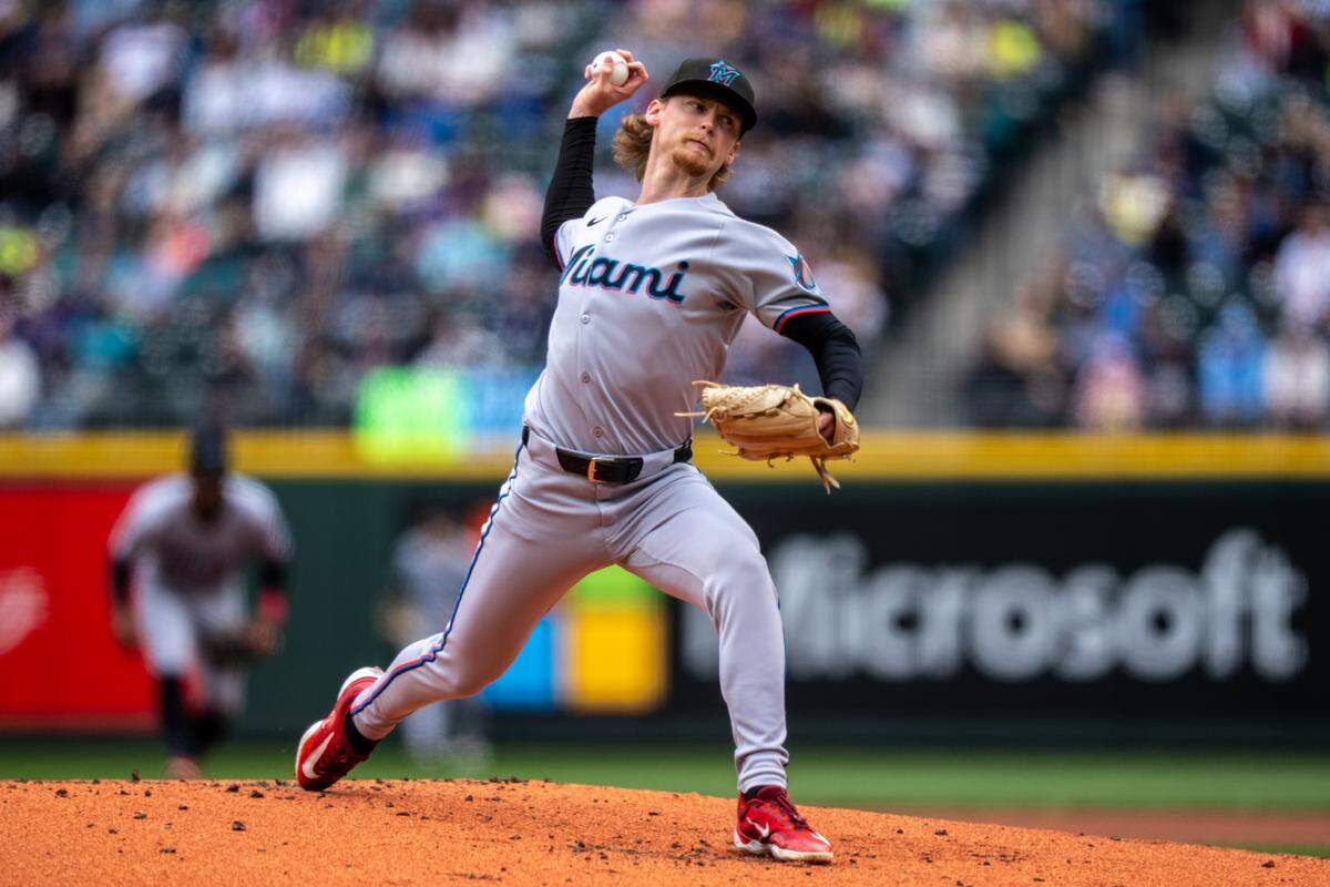 El abridor de los Marlins de Miami Max Meyer lanza en el primer inning del partido ante los Marineros, celebrado el 27 de abril de 2025 en Seattle.