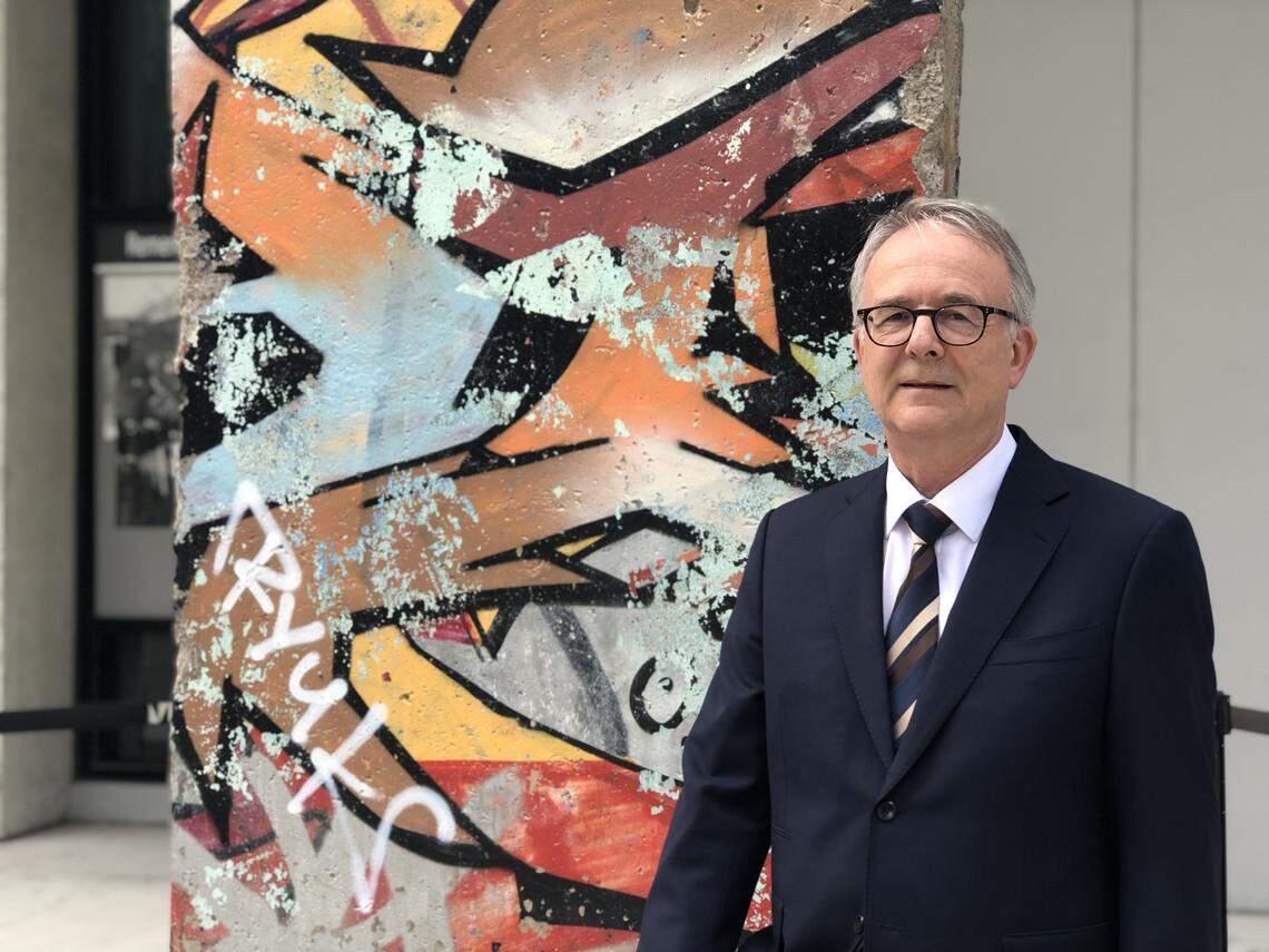 Andreas Siegel, Cónsul general de Alemania en Miami, frente a un pedazo del Muro de Berlín que se conserva en el recinto Wolfson del Miami Dade College. Este 9 de noviembre se conmemora el 30 aniversario de la caída del Muro de Berlín.
