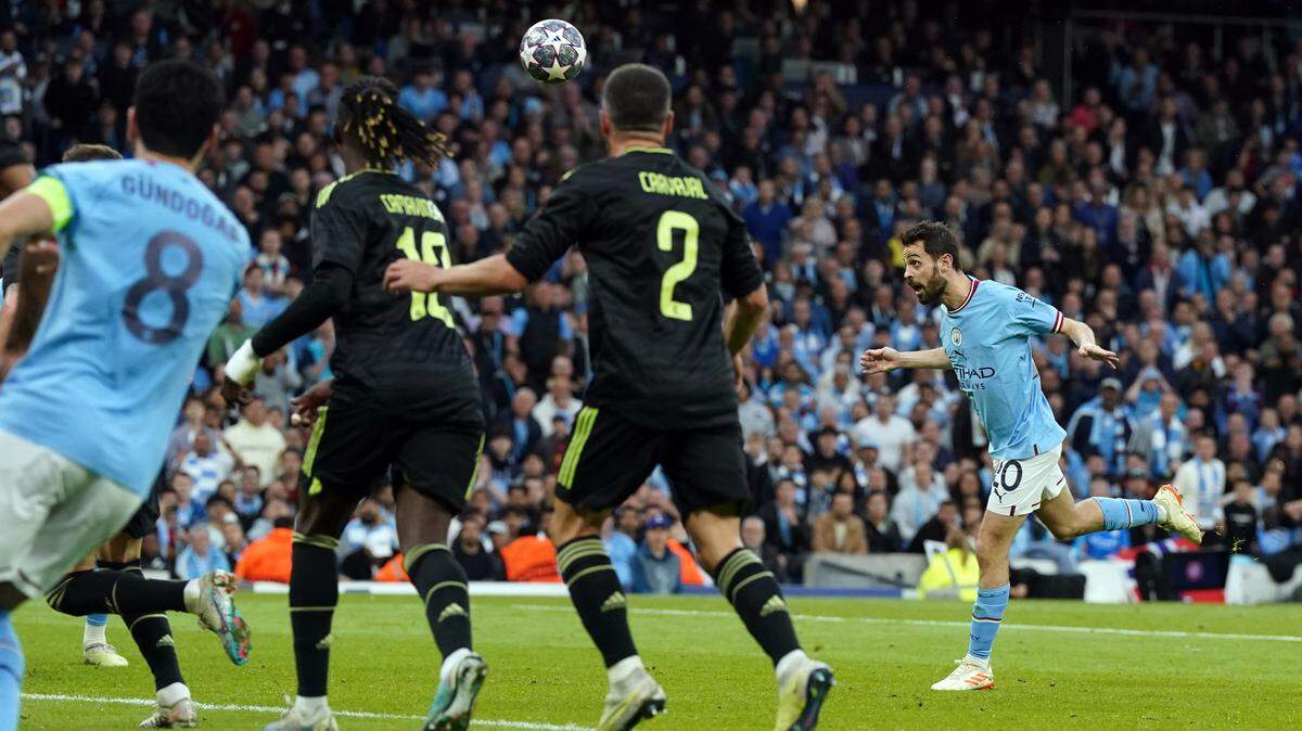 El jugador del Manchester City Bernardo Silva anota de cabeza un gol contra el Real Madrid en el partido de vuelta de la semifinal de la Liga de Campeones, celebrado el 17 de mayo de 2023 en Manchester, Inglaterra.