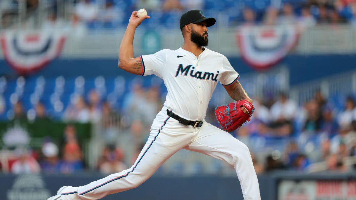 El abridor de los Marlins Sandy Alcántara lanza en el primer inning del partido ante los Mets de Nueva York, celebrado el 1ro de abril de 2025 en Miami.