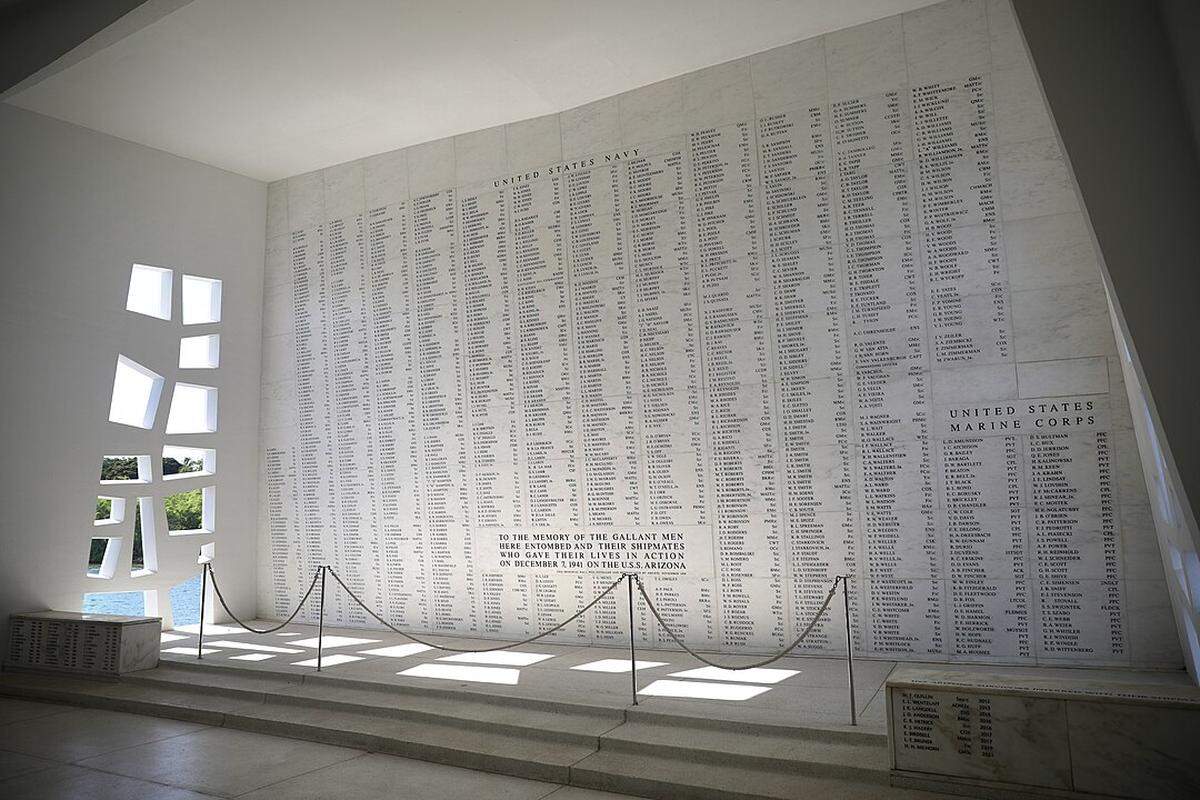 “A la memoria de los valientes hombres aquí sepultados y sus compañeros de barco que dieron su vida en acción el 7 de diciembre de 1941, en el U.S.S. Arizona” —inscripción en mármol con los nombres de los fallecidos.