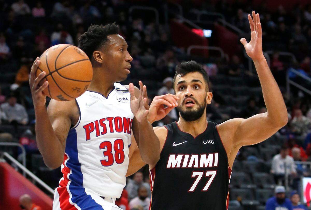 El escolta de los Pistons Saben Lee (38) pasa la pelota ante la marca de Omer Yurtseven, del Heat de Miami, en el partido celebrado el 19 de diciembre de 2021 en Detroit.