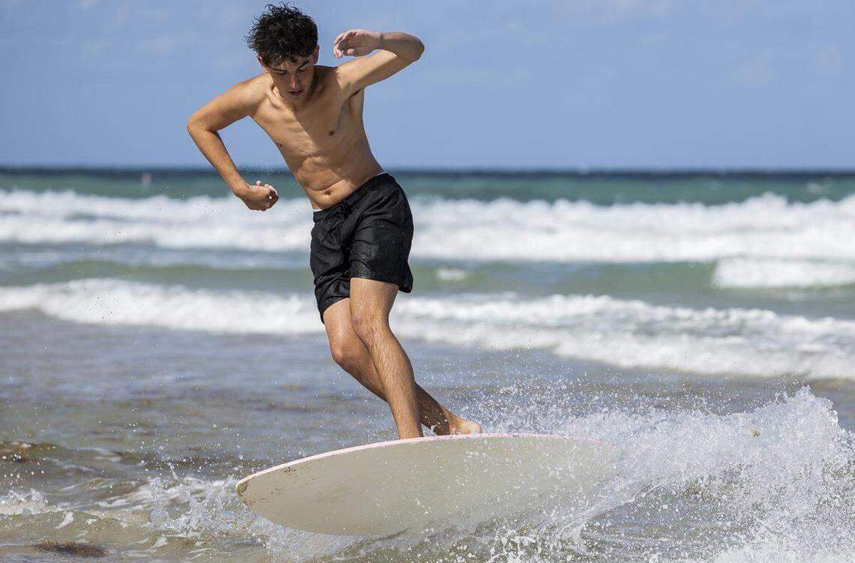 Gabriel Titensky, de 18 años y estudiante de la Universidad del Sur de Florida, practica skimboard en Las Olas Beach durante las vacaciones de primavera, el viernes 20 de marzo de 2026, en Fort Lauderdale, Florida.