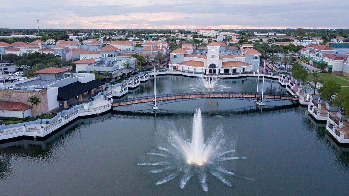 Vista aérea del centro comercial Town & Country en Kendall en 2022.