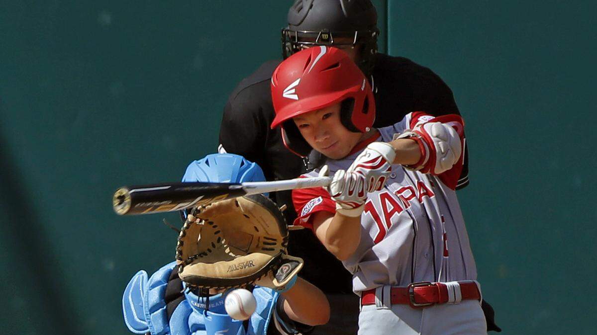 El pelotero de Japón Yuya Ito batea en el tercer inning del partido ante Puerto Rico en la semifinal internacional de la Serie Mundial de Pequeñas Ligas, el 23 de agosto de 2018 en South Williamsport, Pennsylvania.