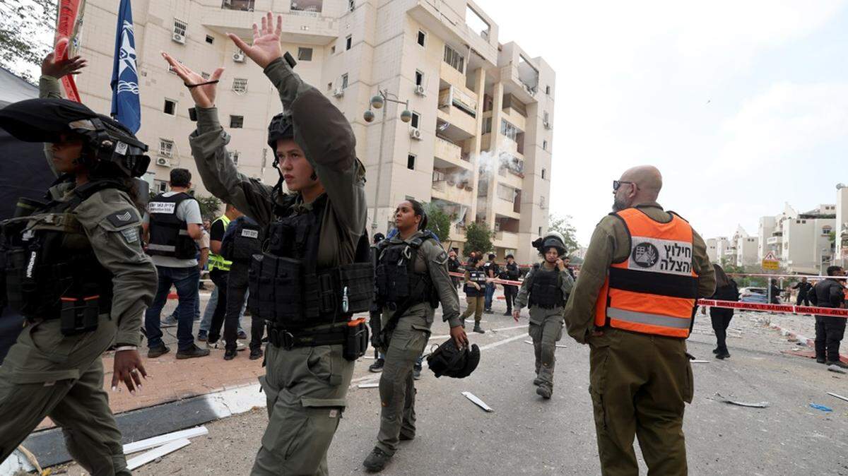 Oficiales israelíes trabajan en el lugar del impacto de un misil en una zona residencial de Beerseba, en el sur de Israel, el 24 de junio de 2025. El Ejército israelí informó que Irán lanzó una andanada de misiles balísticos contra Israel durante la noche. 