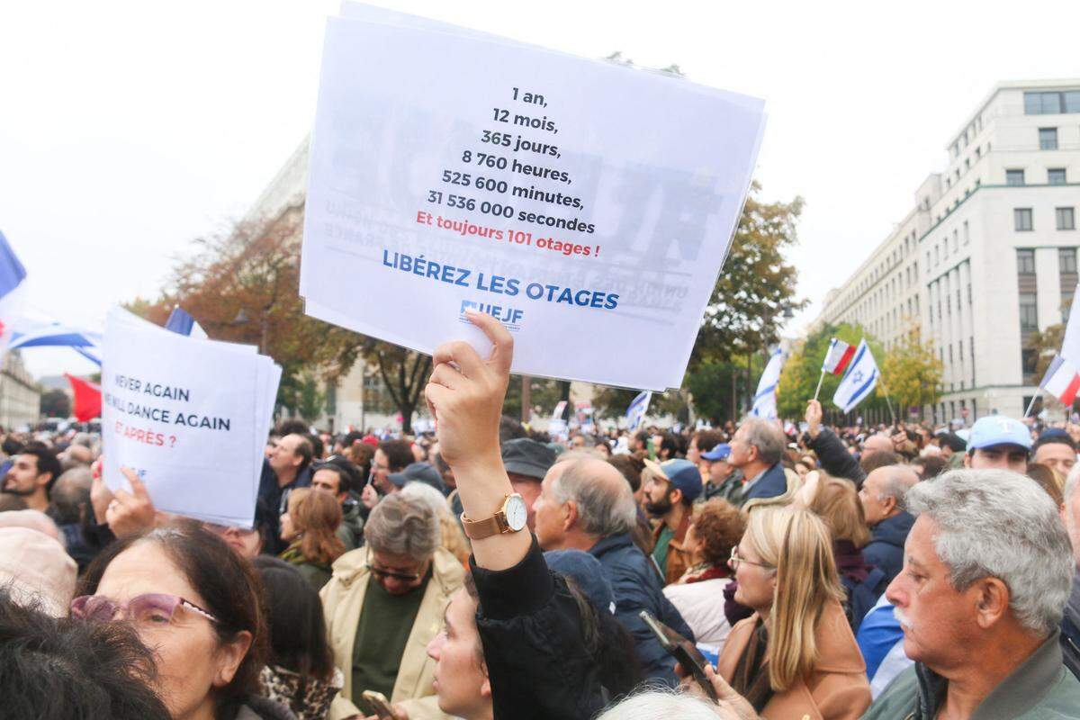 Manifestantes exigen la liberación de los rehenes israelitas durante una protesta para recordar el primer año del ataque de Hamás a Israel, el domingo 6 de octubre de 2024, en París.