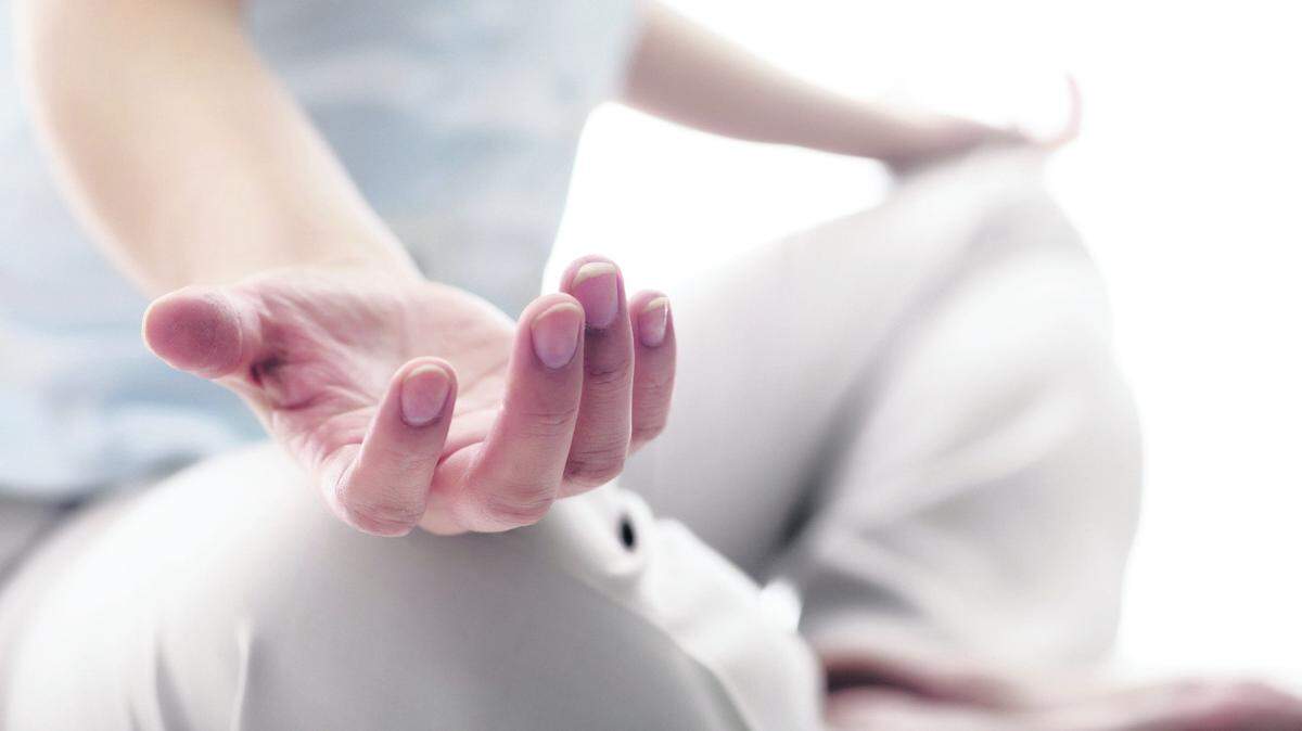 El interés por el mundo místico, que no necesariamente tiene relación con las creencias religiosas, ha abierto el camino a otras maneras de buscar la salud emocional como el reiki, el yoga, la meditación trascendental y la acupuntura. 