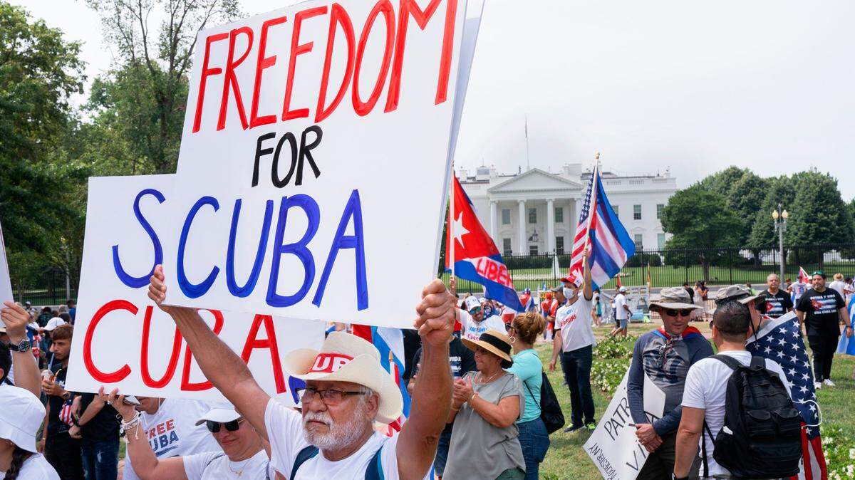 José Estévez, de Miami, sostiene un cartel que dice “Libertad para Cuba”, mientras cientos de personas, muchas de ellas de ascendencia cubana, protestan contra el gobierno cubano y piden la intervención de Estados Unidos, el lunes 26 de julio de 2021, en el parque Lafayette, cerca de la Casa Blanca, en Washington.