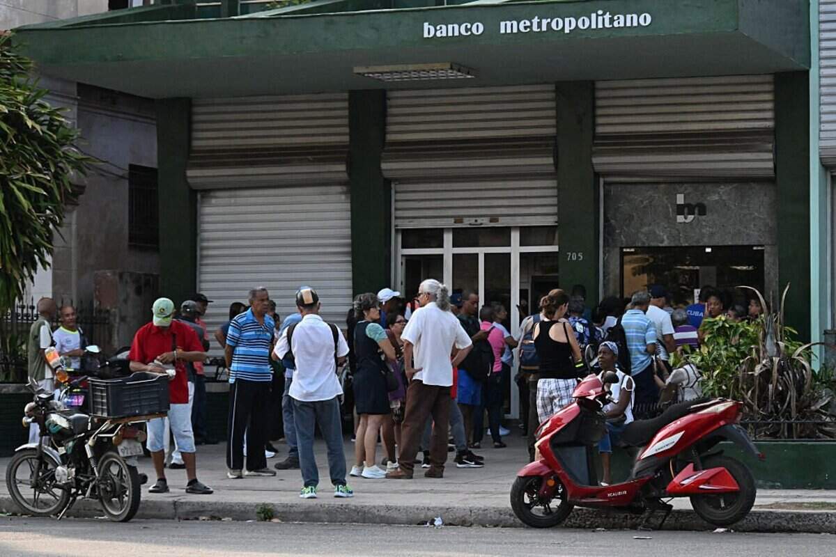 La gente hace cola frente a un banco en La Habana el 3 de junio de 2026. Los pagos con Visa y Mastercard en Cuba se suspenderán a partir del 7 de junio de 2026, después de que las sanciones estadounidenses provocaron que un banco extranjero rompiera sus vínculos con una institución financiera, dijo el banco central de Cuba el 3 de junio.