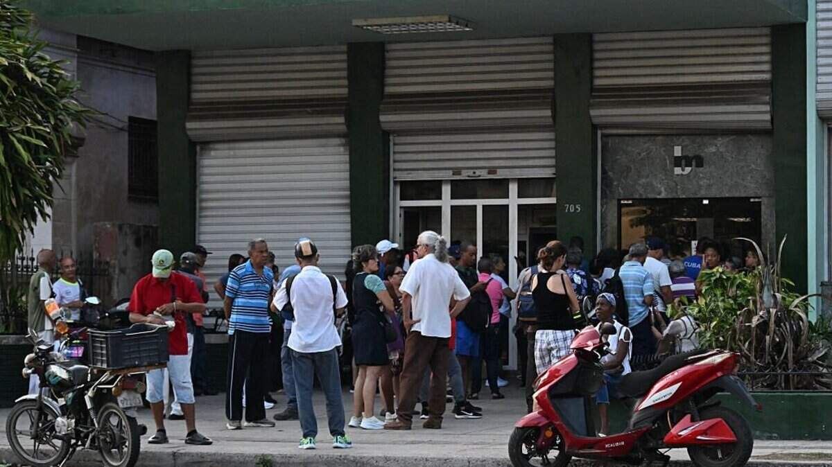 Personas hacen fila frente a un banco estatal cubano en La Habana el 3 de junio de 2026.