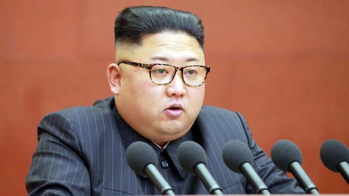 Esta foto tomada el 7 de octubre de 2017 por la agencia oficial de noticias de Corea del Norte (KCNA) muestra al líder norcoreano Kim Jong-Un asistiendo al Segundo Pleno del 7º Comité Central del Partido de los Trabajadores de Corea en Pyongyang.