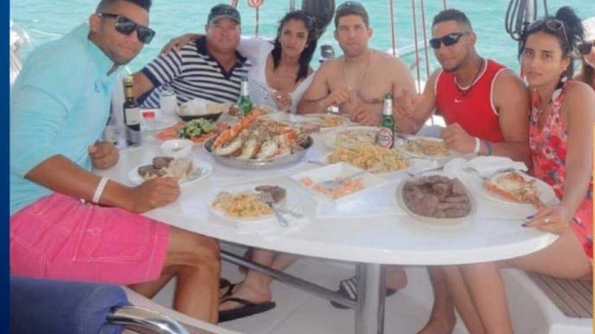 El nieto de Raúl Castro junto a los hermanos Gourriel a bordo de un yate.