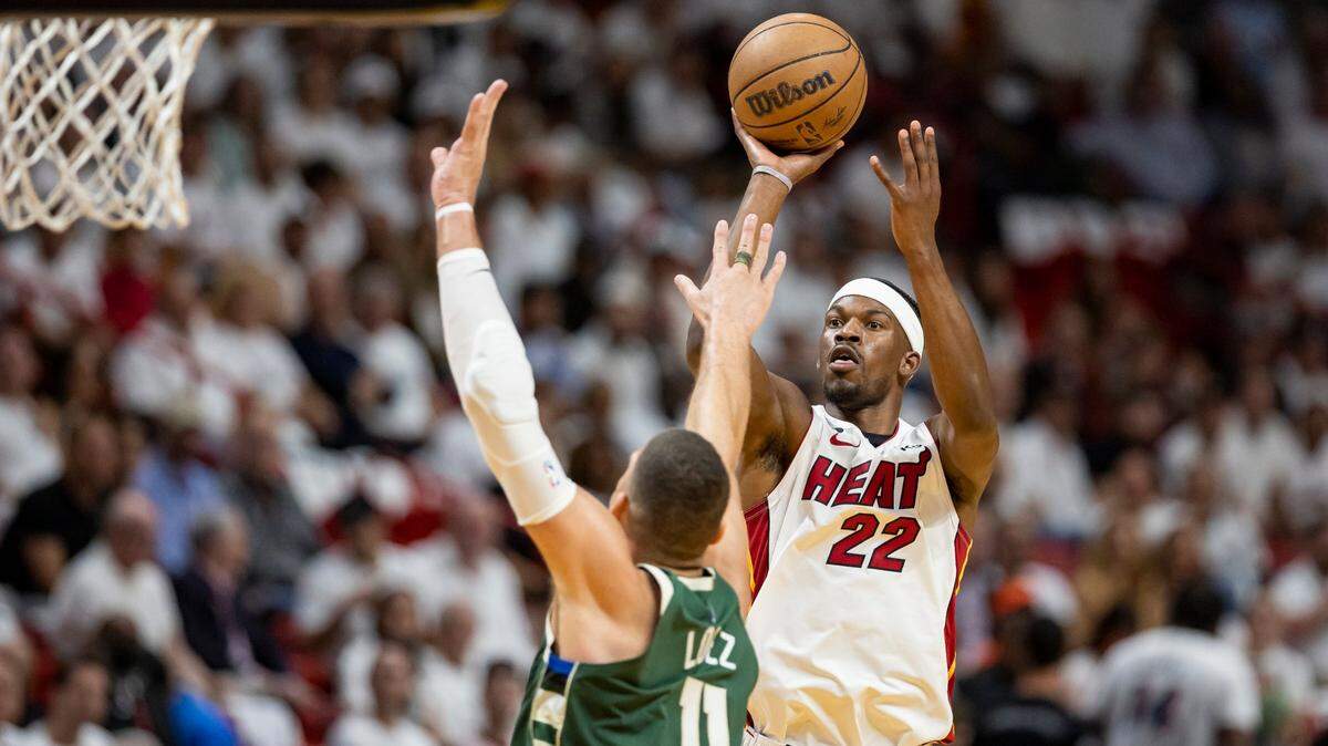 El jugador del Heat Jimmy Butler (izq.) tira al aro ante la marca de Brook López, de los Bucks de Milwaukee, en el cuarto juego de la serie de primera ronda de los playoffs, celebrado el 24 de abril de 2023 en Miami.