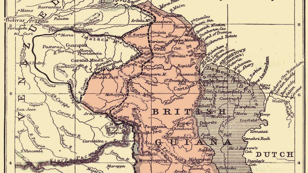 Mapa del Instituto Geográfico de Edimburgo (1896) que muestra el territorio de Guyana; el área rosada representa la Zona en Reclamación entre Guyana y Venezuela