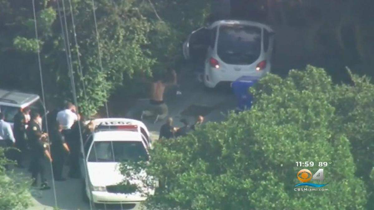 Tras una corta persecución, el ladrón entró en una cochera de una casa localizada en la calle 62 del noreste y Biscayne Boulevard. La policía acudió al área en conflicto y rodeó el vehículo.