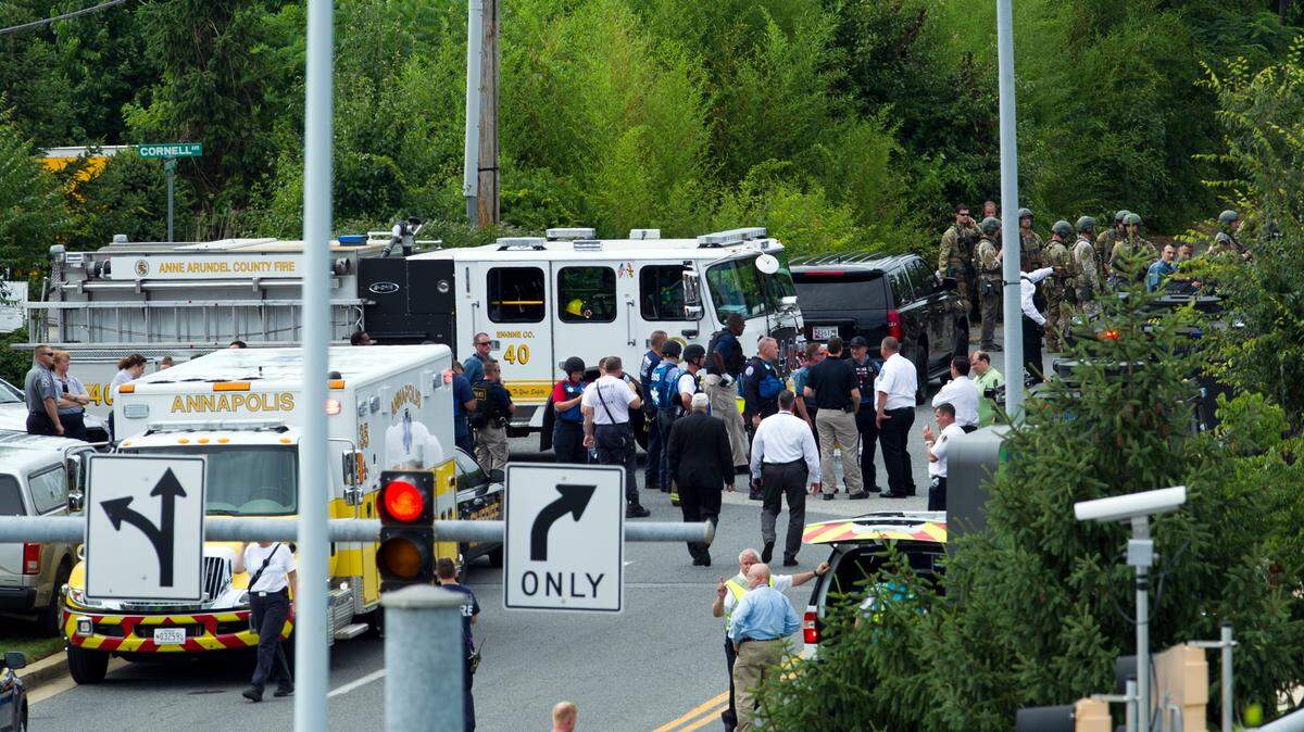 Bomberos y policías en la entrada del edificio del Capital Gazette en Annapolis, Maryland, el jueves 28 de junio del 2018.