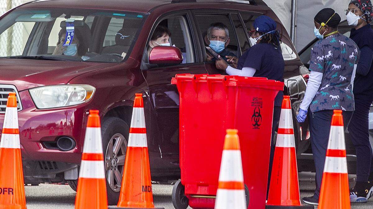 Personal médico asiste a varias personas que van a recibir la vacuna contra el COVID-19, el jueves 18 de febrero de 2021 en el Recinto Norte del Miami Dade College, ubicado en 11380 NW 27th Ave, Miami. El gobierno federal planifica abrir a principios de marzo un gran centro de vacunaciones en este sitio con la meta de suministrar 2,000 vacunas diarias, siete días a la semana.