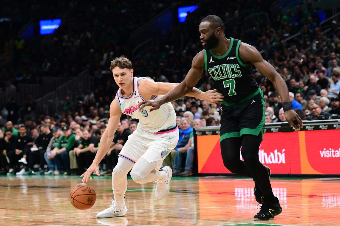 El jugador del Heat de Miami Pelle Larsson entra al aro ante la marca de Jaylen Brown, de los Celtics, en el partido celebrado el 2 de abril de 2025 en Boston.