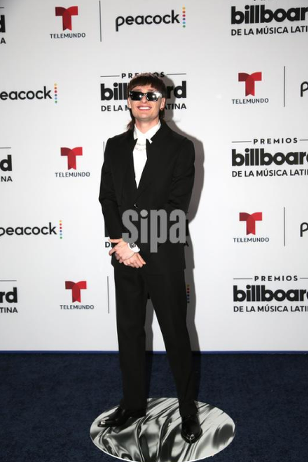El cantante mexicano Peso Pluma se impuso en la categoría de Artista del Año debutante.