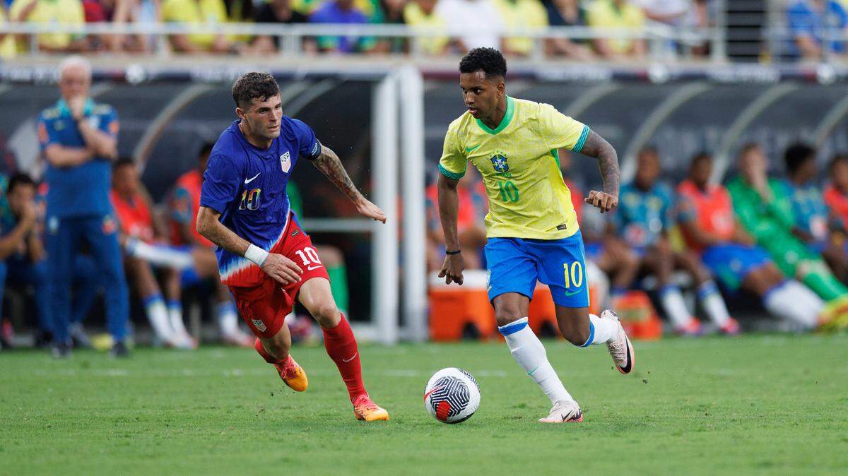 El delantero de Brasil Rodrygo (der.) conduce la pelota ante la marca de Christian Pulisic, de Estados Unidos, en el partido amistoso celebrado el 12 de junio de 2024 en el Camping World Stadium de Orlando.
