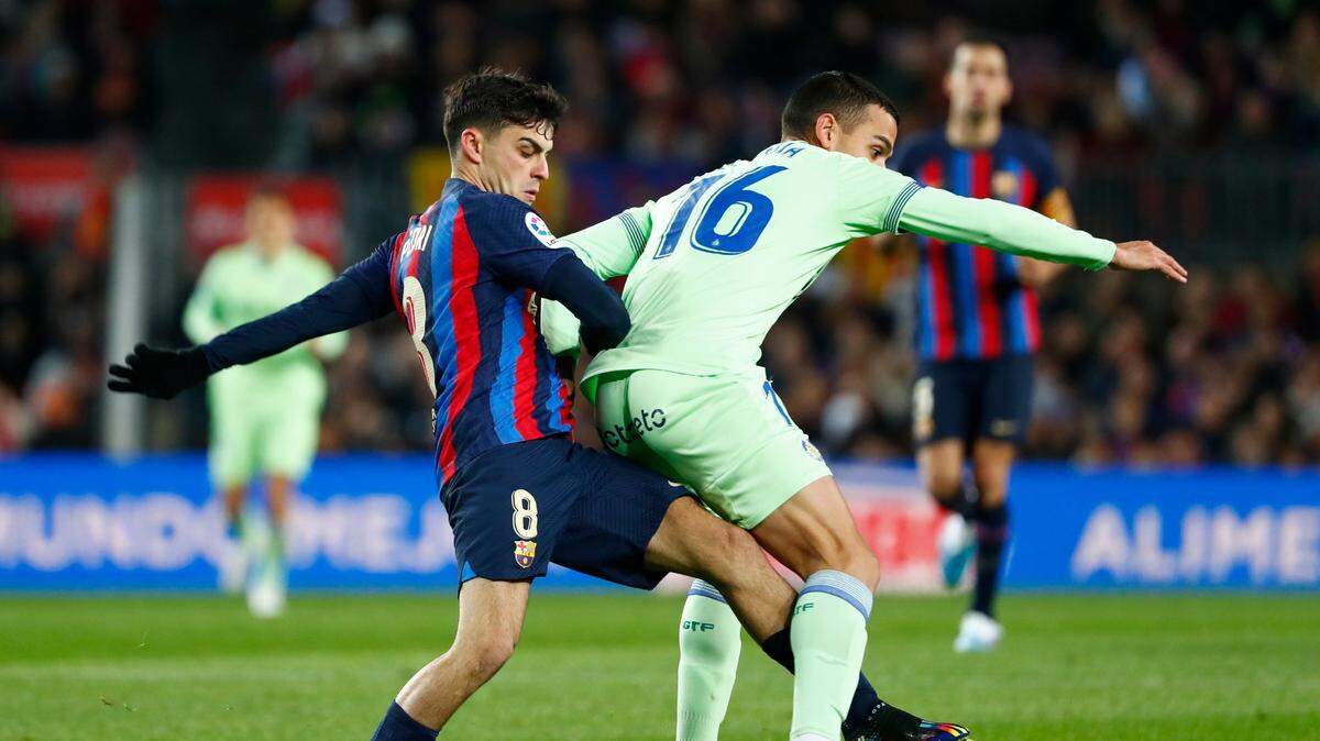 Un tanto de Pedri González (izq.) permitió al Barcelona resolver un partido muy espeso ante el Getafe para continuar al frente de LaLiga al vencer 1-0, en un encuentro con poco fútbol y menos ocasiones de gol.
