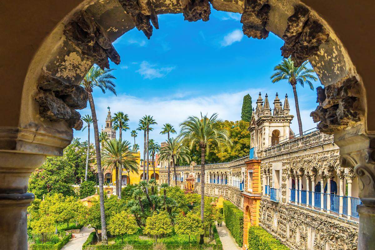 Sevilla, en España, está en el quinto lugar entre los lugares donde se puede disfrutar de una boda de destino con un clima confiable. 