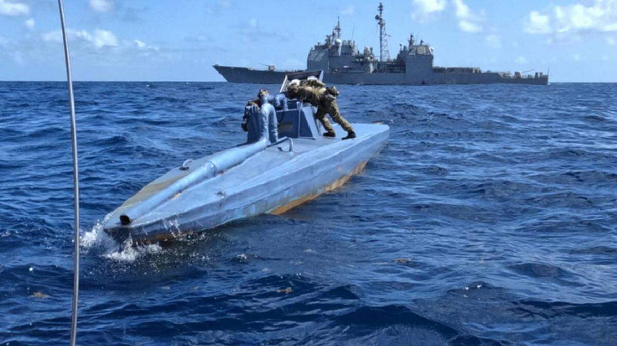 En marzo, marineros de la Marina de Guerra y un destacamento del Servicio Guardacostas a bordo del acorazado con misiles guiados USS Leyte Gulf interceptó una pequeña embarcación semisumergible en el Atlántico, dijo la Marina en un parte. La tripulación encontró 600 kilos de cocaína a bordo, apuntó la Marina.