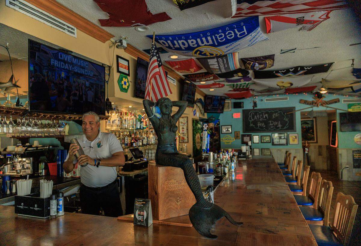 El barman, Alain de la Rosa, mezcla una bebida en la barra del restaurante Catch of the Day en Miami.