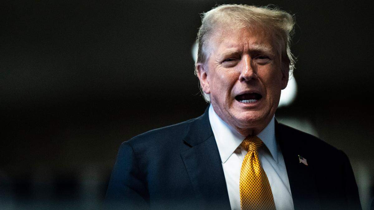 El ex presidente Donald Trump habla con los medios de comunicación después de que el jurado fuera liberado para deliberar en su juicio penal en el tribunal penal de Manhattan en la Corte Suprema del Estado de Nueva York el 29 de mayo de 2024. 