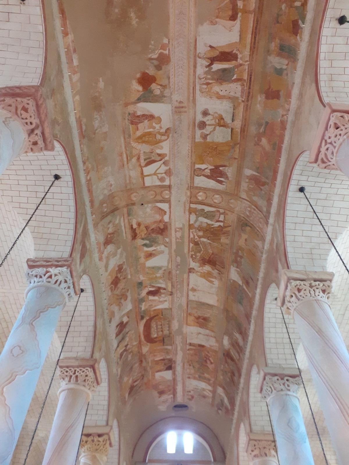 La nave principal y sus frescos en la iglesia de Saint-Savin.