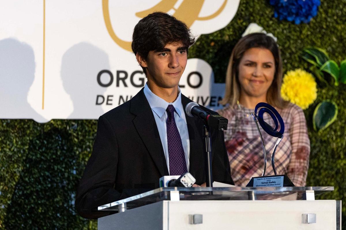 Tomas Galbis, de Westminster Christian School, recibe el premio al Logro Académico de Orgullo de Nuestra Juventud el 22 de mayo.