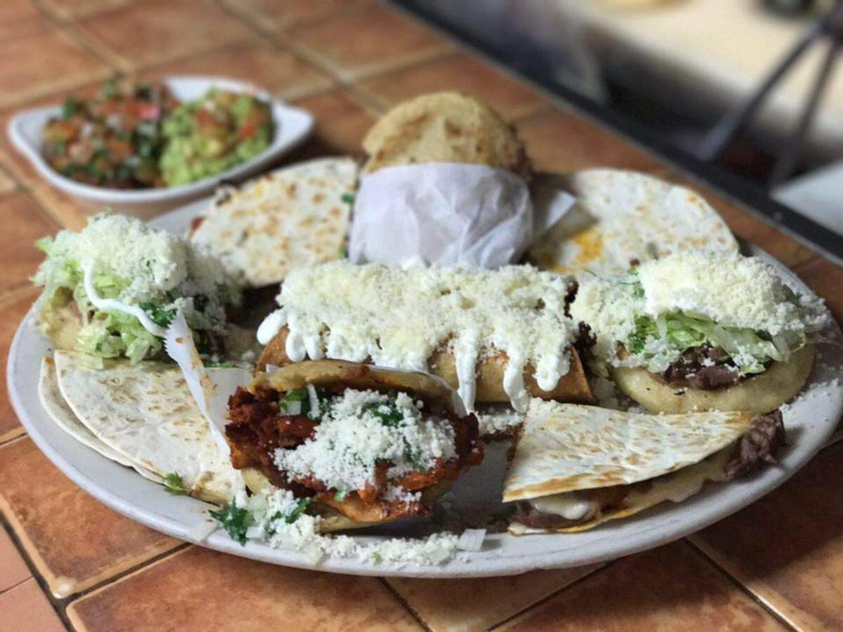 Esta combinación de flautas, sopes, gorditas y quesadillas de chilanga servidas con fresco guacamole y pico de gallo promete darte un auténtico festín mexicano.